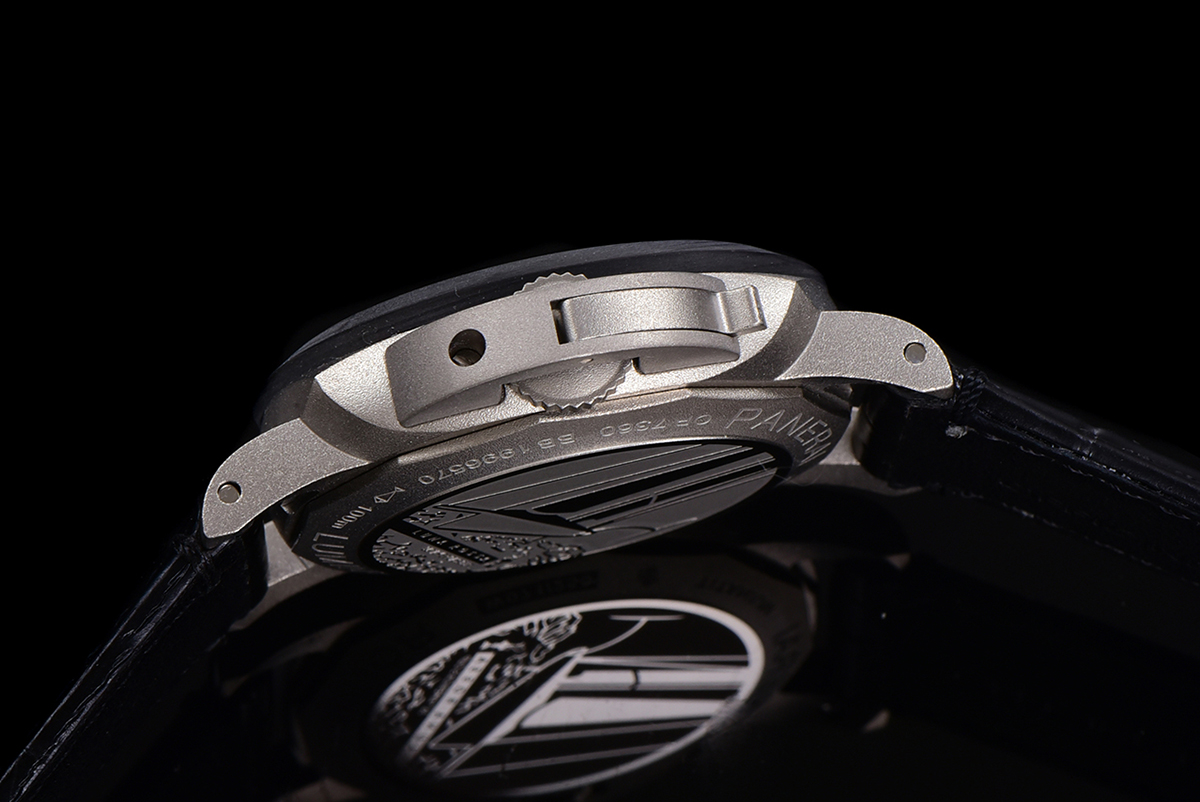 PAM1096 Luna Rossa GMT 42mm